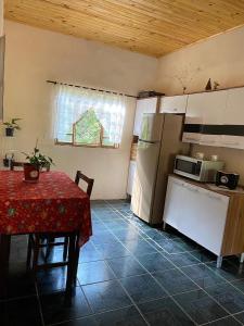 聖弗朗西斯澤維爾的住宿－Casa Aconchegante na Roça - Roseli，厨房配有桌子和冰箱