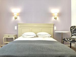 - une chambre avec un grand lit et 2 oreillers dans l'établissement Hôtel D’Artiste, à Pierrefontaine-les-Varans