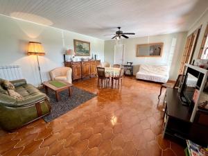 een woonkamer met een bank en een tafel bij Villa Chante Grive in Taradeau