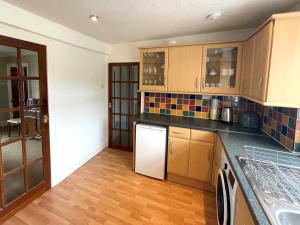 Cucina o angolo cottura di Pass the Keys Spacious 3BR Cottage in Beautiful Rural Setting