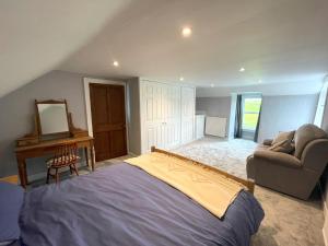 Letto o letti in una camera di Pass the Keys Spacious 3BR Cottage in Beautiful Rural Setting