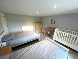 Letto o letti in una camera di Pass the Keys Spacious 3BR Cottage in Beautiful Rural Setting