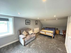 Letto o letti in una camera di Pass the Keys Spacious 3BR Cottage in Beautiful Rural Setting