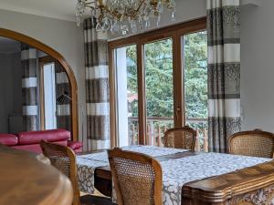 Posedenie v ubytovaní Le Vintage grand appartement 4 étoiles avec jardin proche du lac