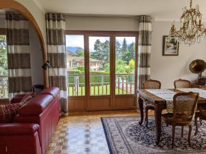 Posedenie v ubytovaní Le Vintage grand appartement 4 étoiles avec jardin proche du lac