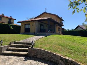 una casa su una collina con le scale davanti di RINCÓN DE DORA a La Pesa