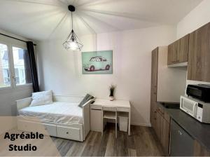 mały pokój z łóżkiem i biurkiem w obiekcie Stay Comfy w mieście Bordeaux +2 zdjęcia