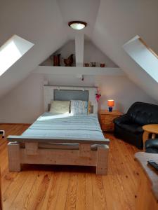 un dormitorio con una cama y un sofá en Apartament Rusinowo 37, en Rusinowo