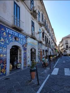 Una calle con un edificio con azulejos de colores. en Il Casadduoglio mare e monti, en Vietri