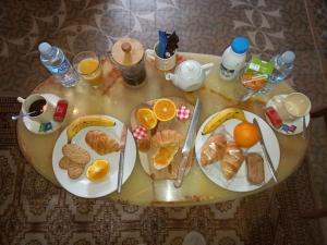 una mesa con platos de desayuno. en 13 Bohemian Bienvenue B&B, en Pontrieux