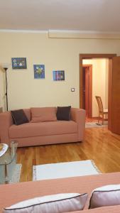 GABY apartment-center of Plitvička Jezera في بليتفيتْشكا ييزيرا: غرفة معيشة مع أريكة وطاولة