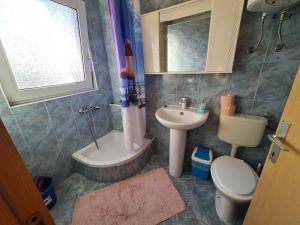 een badkamer met een wastafel, een toilet en een wastafel bij Joy in Zadar