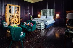 - une chambre avec un lit, une chaise et un canapé dans l'établissement Bellinter House, à Navan