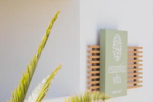 ein Buch auf einem Tisch neben einer Pflanze in der Unterkunft Essentia Vita Comfy Suites in Limenas
