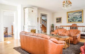 ÅrydLovely Home In Åryd With Kitchen的客厅配有两张真皮沙发和一张桌子