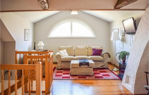ÅrydLovely Home In Åryd With Kitchen的带沙发和窗户的客厅