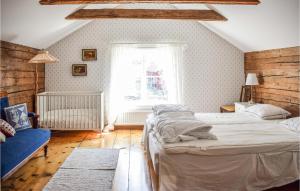 Lovely Home In Åryd With Kitchen客房内的一张或多张床位