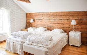 Lovely Home In Åryd With Kitchen客房内的一张或多张床位