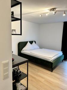 Dormitorio pequeño con cama y mesa en Ferienwohnung Washingtonweg en Hannover