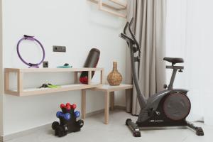 Essentia Vita Comfy Suites的健身中心和/或健身设施