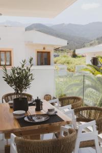 een tafel en stoelen op een patio met uitzicht bij Essentia Vita Comfy Suites in Limenas