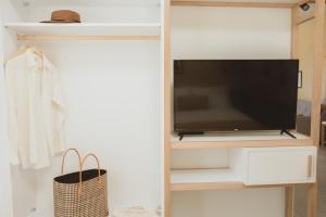 Essentia Vita Comfy Suites的电视和/或娱乐中心
