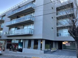 ein Mehrfamilienhaus mit Balkonen an der Seite in der Unterkunft Departamentos boutique in La Falda