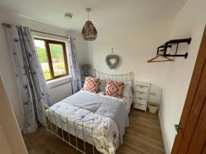 1 dormitorio con cama y ventana en Oak Valley Lodges, en Pett