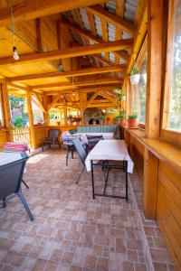 Un restaurant sau alt loc unde se poate mânca la Pensiunea Viorica