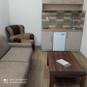 uma sala de estar com um sofá e uma mesa em dvokrevetni apartman em Pluzine