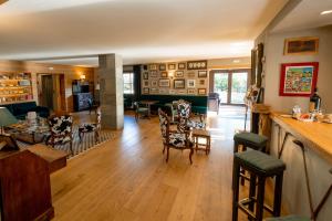 Posezení v ubytování Alpi & Golf Hotel
