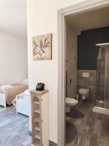 Cette chambre comprend une salle de bains pourvue de toilettes et d'un lavabo. dans l'établissement Domus Rubra, à Castelsardo 50 autres photos