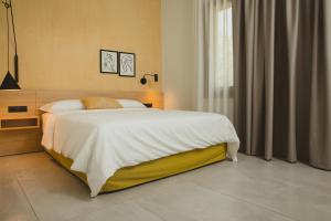 מיטה או מיטות בחדר ב-Essentia Vita Comfy Suites