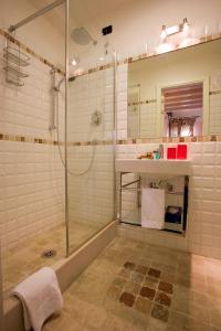 een badkamer met een douche en een glazen deur bij La Villeggiatura in Venetië