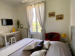 Un dormitorio con una cama grande y una ventana en GRAND F3 2 Ch CALME CONFORT PARKING RIVE GAUCHE CREPS HIPPODROME GOLF, en Bellerive-sur-Allier