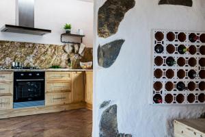 Kuchyň nebo kuchyňský kout v ubytování Finca La Estrella by Don Robertos Finca Paraíso