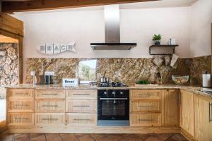 Kuchyň nebo kuchyňský kout v ubytování Finca La Estrella by Don Robertos Finca Paraíso