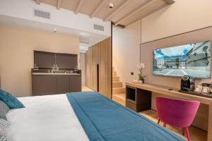 Un pat sau paturi într-o cameră la PALAZZO UBERTINI Urban Suites
