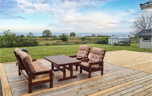 2 sedie e un tavolo in legno su una terrazza di Stunning Home In Degerhamn With Kitchen a Degerhamn