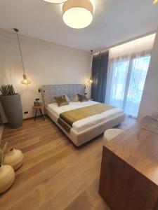 1 dormitorio con cama y ventana grande en Sibenbras Natural Aparthotel, en Limone sul Garda