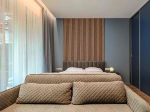 Een bed of bedden in een kamer bij Comfy Rest apartamentai Kalno namuose