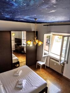 ein Schlafzimmer mit einem Bett und einer Sternendecke in der Unterkunft Affittacamere di Andrea Bertolino Anzola dell'Emilia in Anzola dell'Emilia