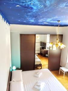 ein Schlafzimmer mit einem Bett mit blauer Decke in der Unterkunft Affittacamere di Andrea Bertolino Anzola dell'Emilia in Anzola dell'Emilia