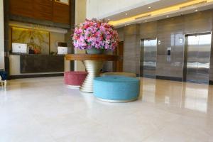 una hall con tavolo e vaso di fiori di Weekend Hotel Sari a Gedda