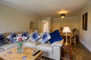 een woonkamer met een bank en een tafel bij Ingledale Apartment, Ingleton, Yorkshire Dales National Park, Near The Lake District Pet Friendly in Ingleton 