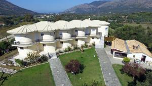 una vista aerea di una grande casa con cortile di ILEKTRA Apartments Blue & Red a Plataria
