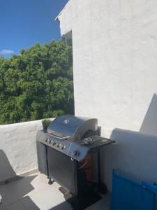 una griglia posta in cima a un patio di Casa Strack a Estepona