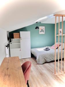 een slaapkamer met een stapelbed en een tafel bij LE QUAI 6 - Studio neuf CALME LUMINEUX - CLIM - WiFi - Gare à 200m in Agen