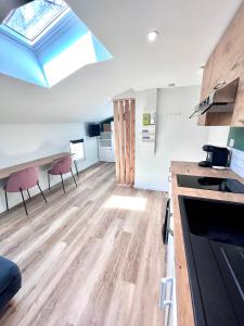 Virtuvė arba virtuvėlė apgyvendinimo įstaigoje LE QUAI 6 - Studio neuf CALME LUMINEUX - CLIM - WiFi - Gare à 200m