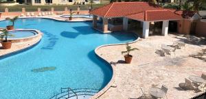 una grande piscina con sedie e gazebo di Golden Dreams Studio 306 B a Isabela